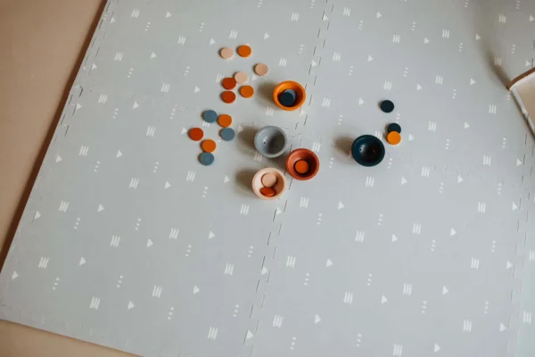 Lado inverso do tapete EVA da Play&Go. Apresenta tons suaves com um design simples.