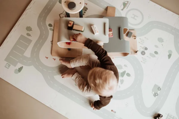 criança a brincar no tapete EVA da Play&Go com brinquedos abertos (open ended toys)