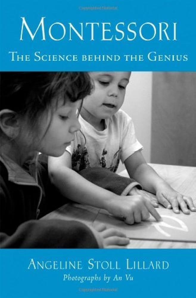 capa do livro "The Science Behind the Genius" de Angeline Lillard, com duas crianças a trabalhar com as letras de lixa